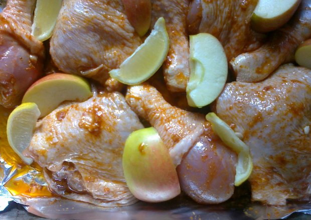 Fotografia przedstawiająca pikantne udka pieczone z jablkiem i cytryną