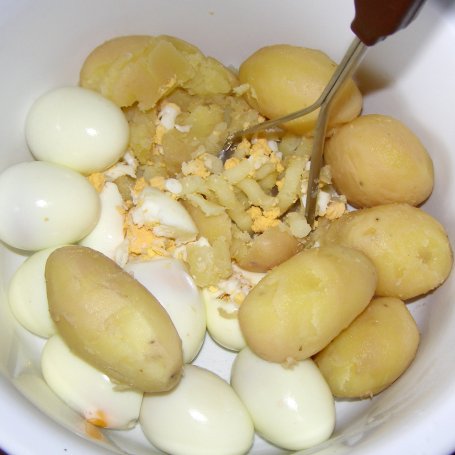 Krok 1 - pikantne ziemniaczano-jajeczne kotlety... foto