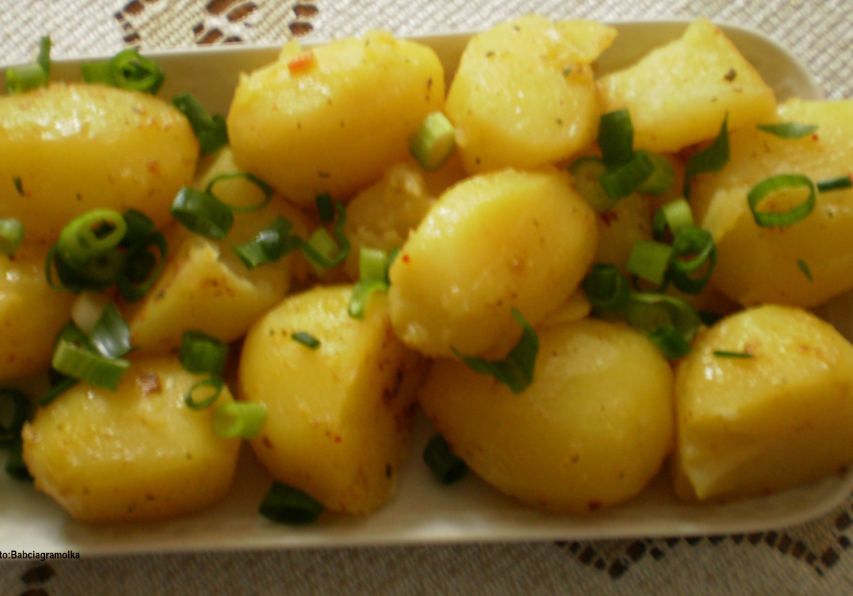 Pikantne ziemniaki gotowane w bulionie. foto