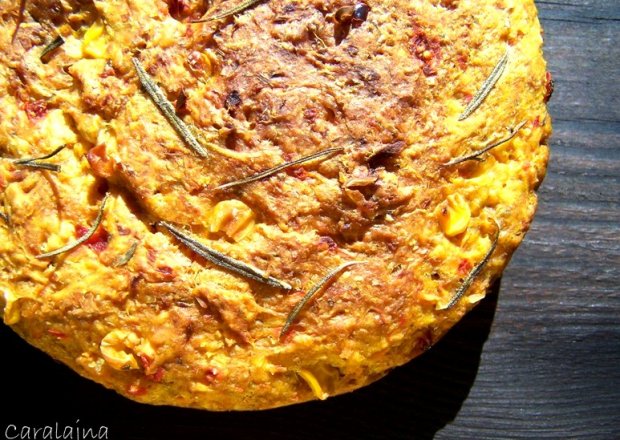 Fotografia przedstawiająca Pikantny chlebek z papryką kukurydzą i marchewką.