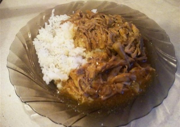 Fotografia przedstawiająca Pikantny gulasz drobiowy z ryżem