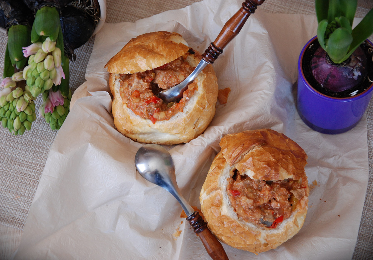 Pikantny gulasz w bułce- inspiracja przepisem "Boeuf strogonow po Michelsku" foto
