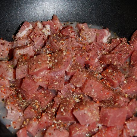 Krok 1 - Pikantny gulasz w bułce- inspiracja przepisem "Boeuf strogonow po Michelsku" foto