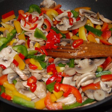 Krok 2 - Pikantny gulasz w bułce- inspiracja przepisem "Boeuf strogonow po Michelsku" foto