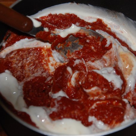 Krok 3 - Pikantny gulasz w bułce- inspiracja przepisem "Boeuf strogonow po Michelsku" foto
