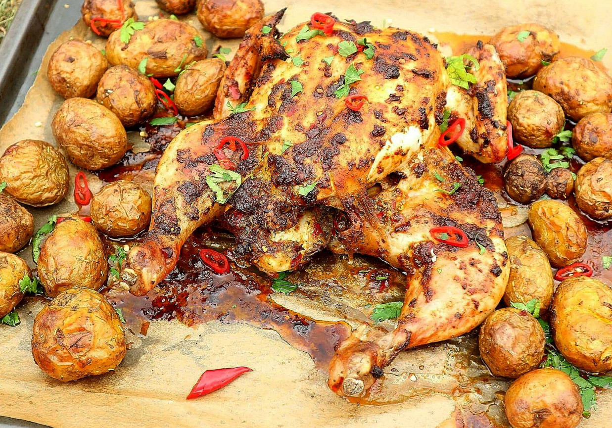 Pikantny kurczak piri-piri z młodymi ziemniaczkami  foto