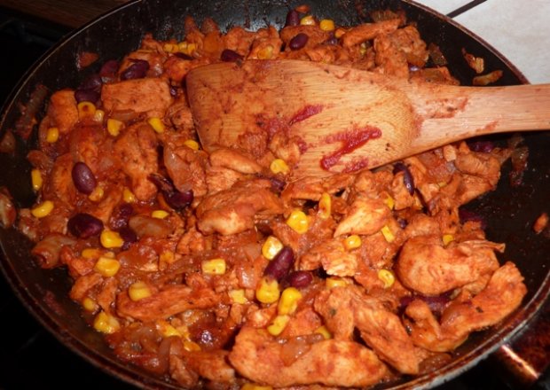 Fotografia przedstawiająca Pikantny kurczak po meksykańsku  :)