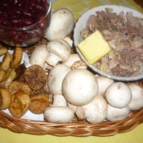 Krok 4 - pikantny placek ziemniaczany z mięsem, pieczarkami i figami foto