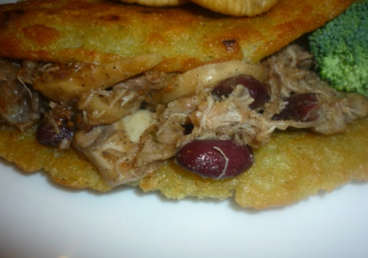pikantny placek ziemniaczany z mięsem, pieczarkami i figami foto