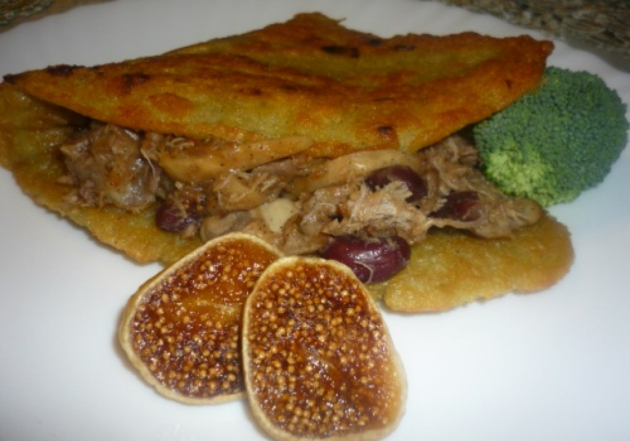 pikantny placek ziemniaczany z mięsem, pieczarkami i figami foto