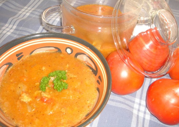 Fotografia przedstawiająca Pikantny pomidorowy gulasz z łopatki