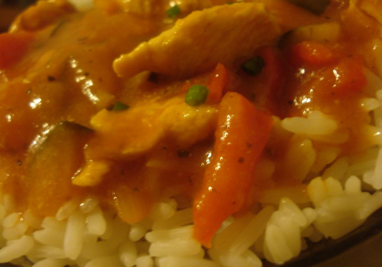 Pikantny ryż z kurczakiem i  warzywami foto