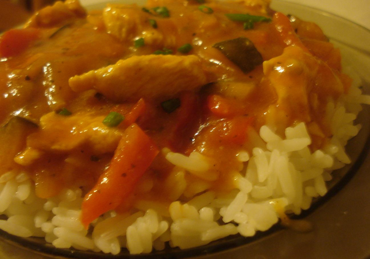Pikantny ryż z kurczakiem i  warzywami foto
