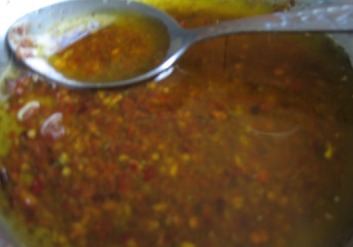 Pikantny sos do sałatek z chili i suszonymi pomidorami foto