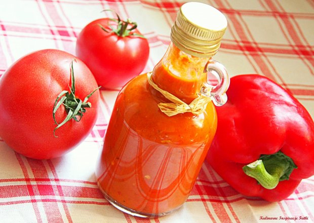 Fotografia przedstawiająca Pikantny sos paprykowo - pomidorowy