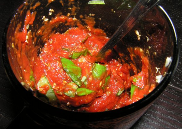 Fotografia przedstawiająca Pikantny sos pomidorowy do pizzy