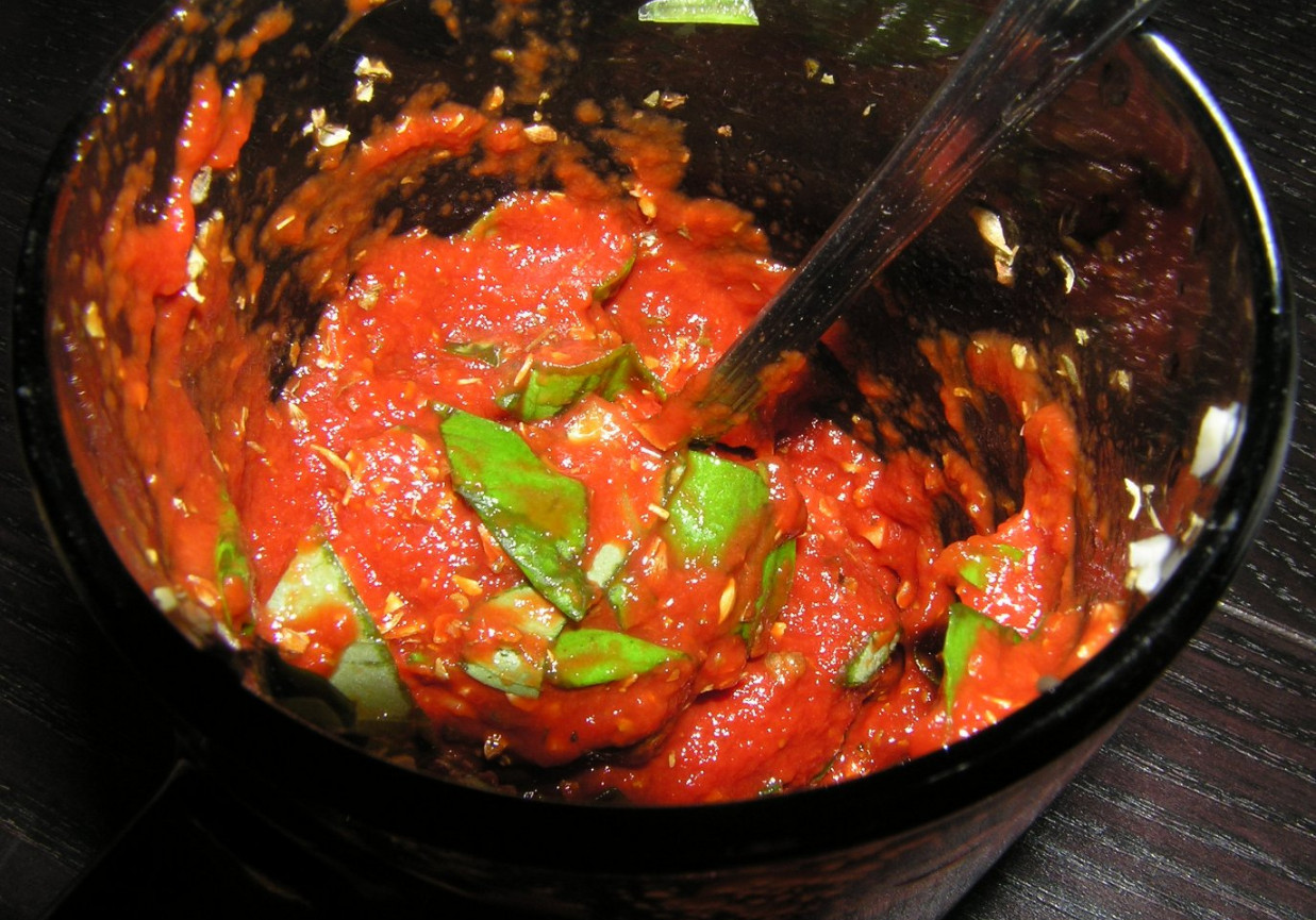 Pikantny sos pomidorowy do pizzy foto