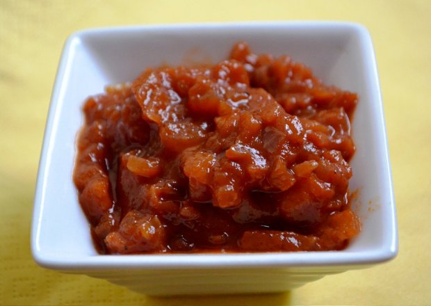Fotografia przedstawiająca Pikantny sos pomidorowy z ziarnami kolendry