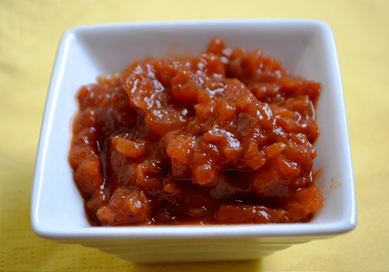 Pikantny sos pomidorowy z ziarnami kolendry foto