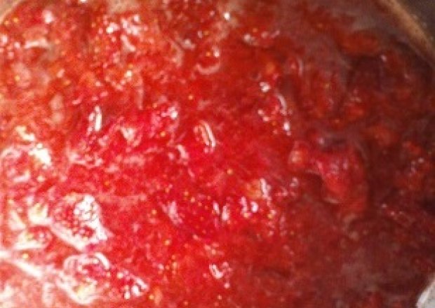 Fotografia przedstawiająca pikantny sos truskawkowy