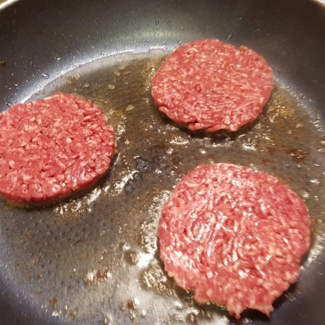 Krok 5 - Pikatny hamburger z papryką jalapeno, serem gouda i rukolą foto
