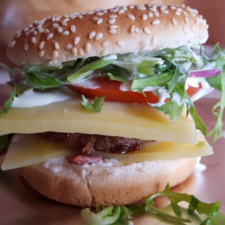 Krok 6 - Pikatny hamburger z papryką jalapeno, serem gouda i rukolą foto
