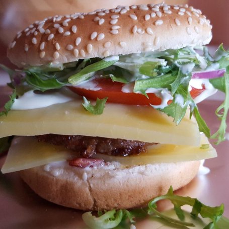 Krok 6 - Pikatny hamburger z papryką jalapeno, serem gouda i rukolą foto