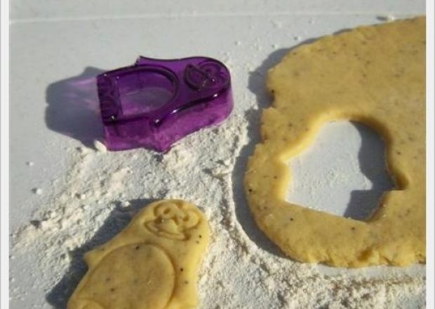 Fotografia przedstawiająca Pingwinki- kruche ciasteczka z makiem