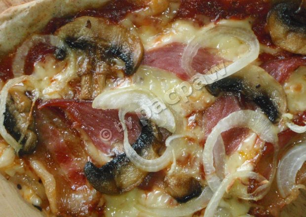 Fotografia przedstawiająca Piniowa pizza La Mafia
