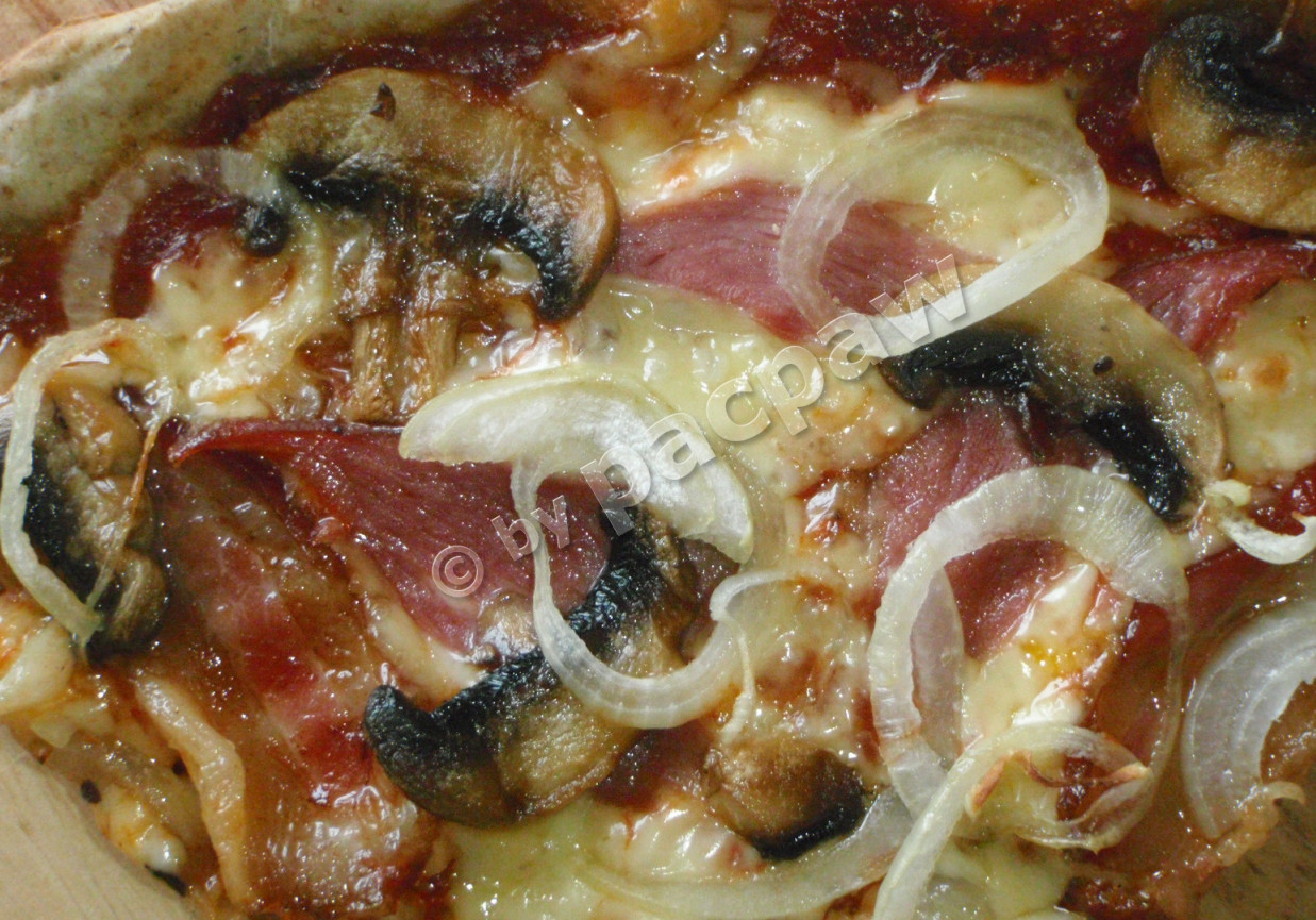 Piniowa pizza La Mafia foto