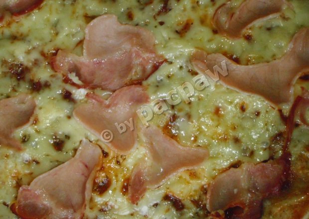 Fotografia przedstawiająca Piniowa pizza Vesuvio