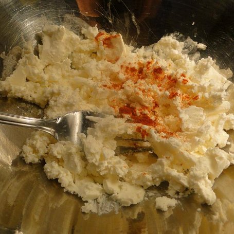 Krok 3 - Pirożki amaranusowe z fetą, papryką z sosem jogurtowym foto