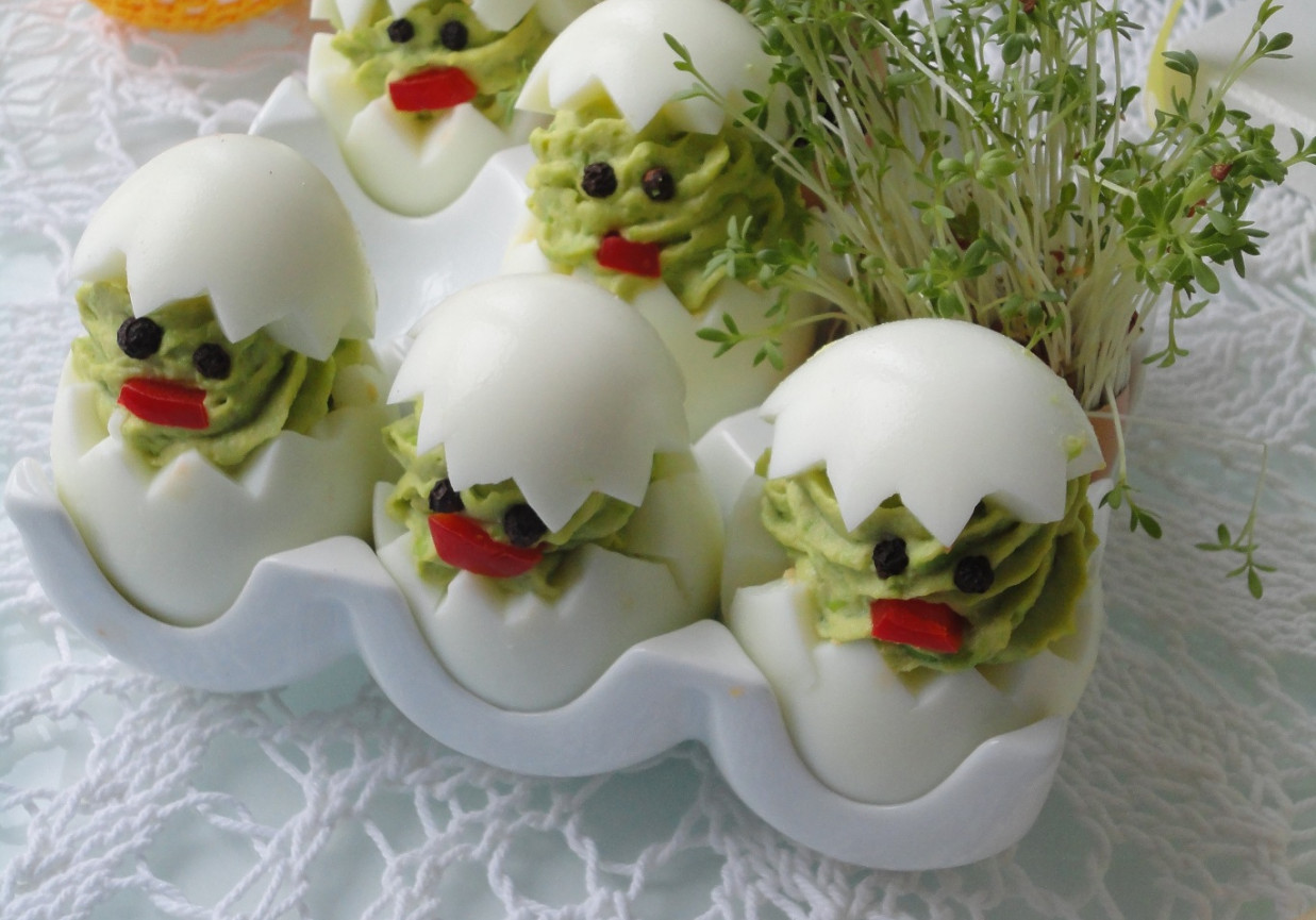 Pisklaki - jajka faszerowane zielonym groszkiem foto