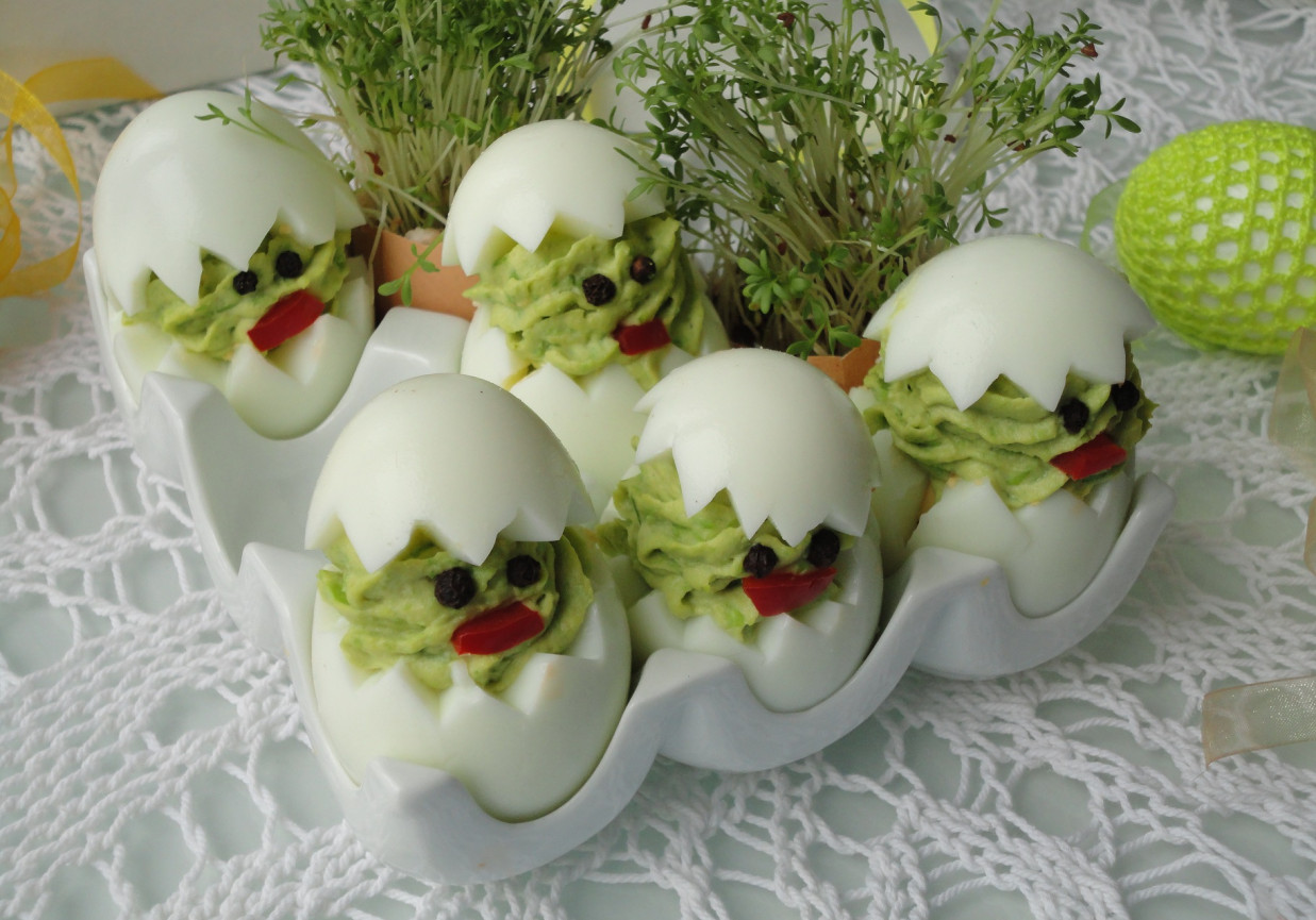 Pisklaki - jajka faszerowane zielonym groszkiem foto