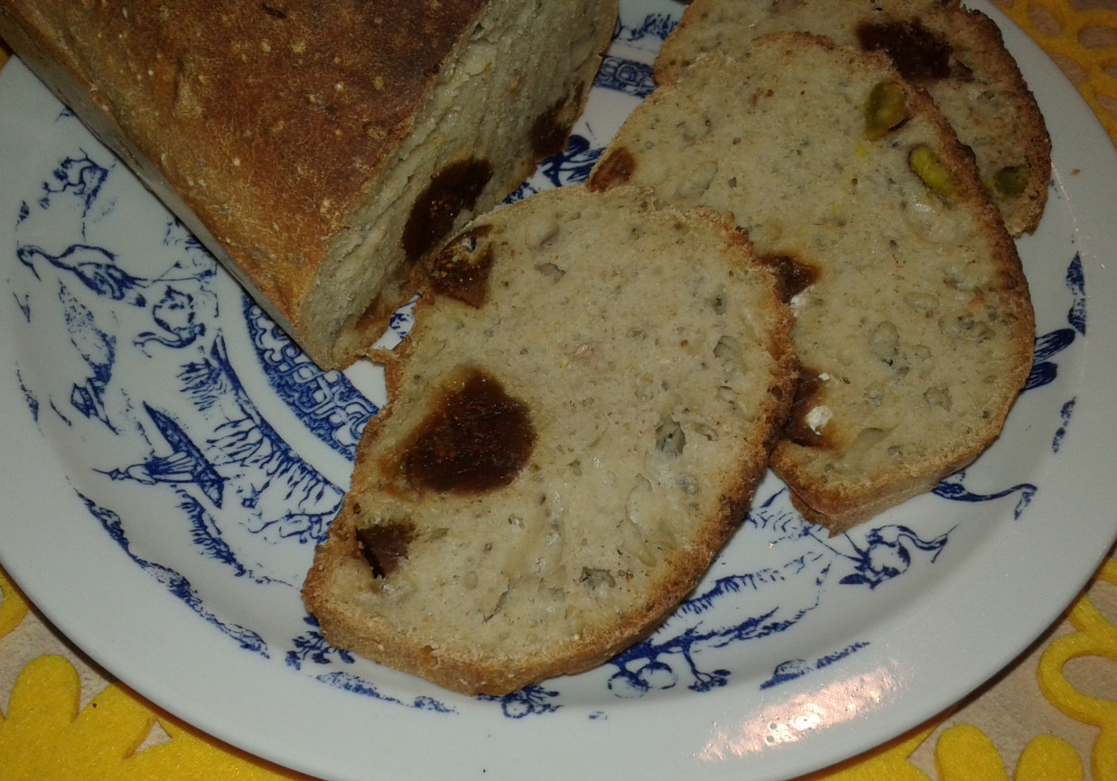 Pistacjowo - figowy chlebek na mące chlebowej foto