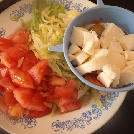 Krok 2 - Pita z kurczakiem, warzywami i sosem koperkowo-ziołowym Prymat :) foto