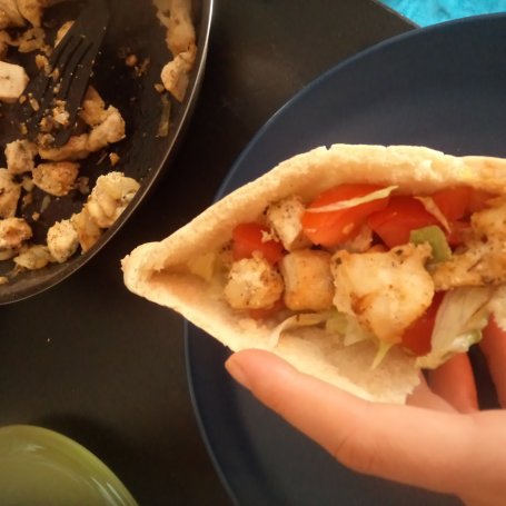 Krok 4 - Pita z kurczakiem, warzywami i sosem koperkowo-ziołowym Prymat :) foto