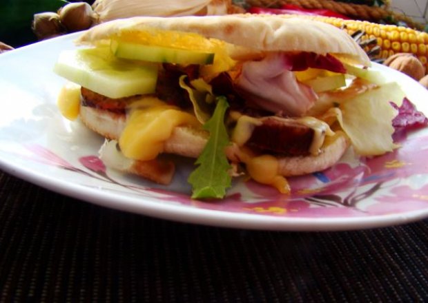 Fotografia przedstawiająca Pita  z serem zółtym i swojską kiełbasą