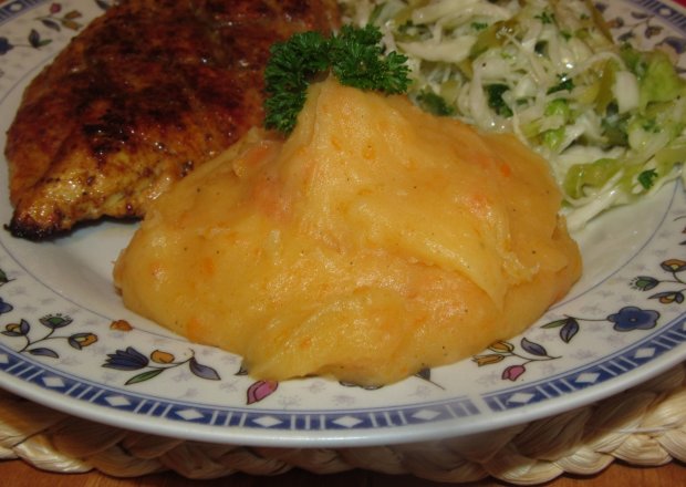 Fotografia przedstawiająca Piuree z ziemniaków i marchewki