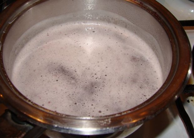 Fotografia przedstawiająca piwo grzane z sokiem malinowym