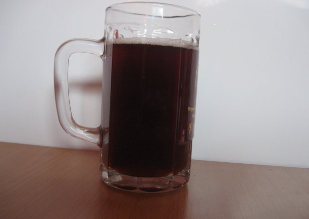Fotografia przedstawiająca piwo grzane z syropem wiśniowym