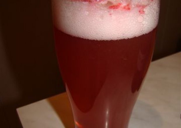 Fotografia przedstawiająca piwo z sokiem malinowym