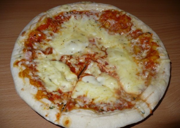 Fotografia przedstawiająca Pizza 4 sery z fetą
