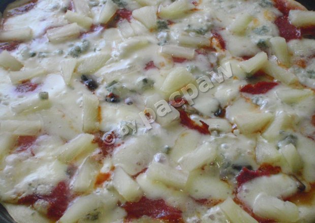 Fotografia przedstawiająca Pizza alla gorgonzola z salami i ananasem