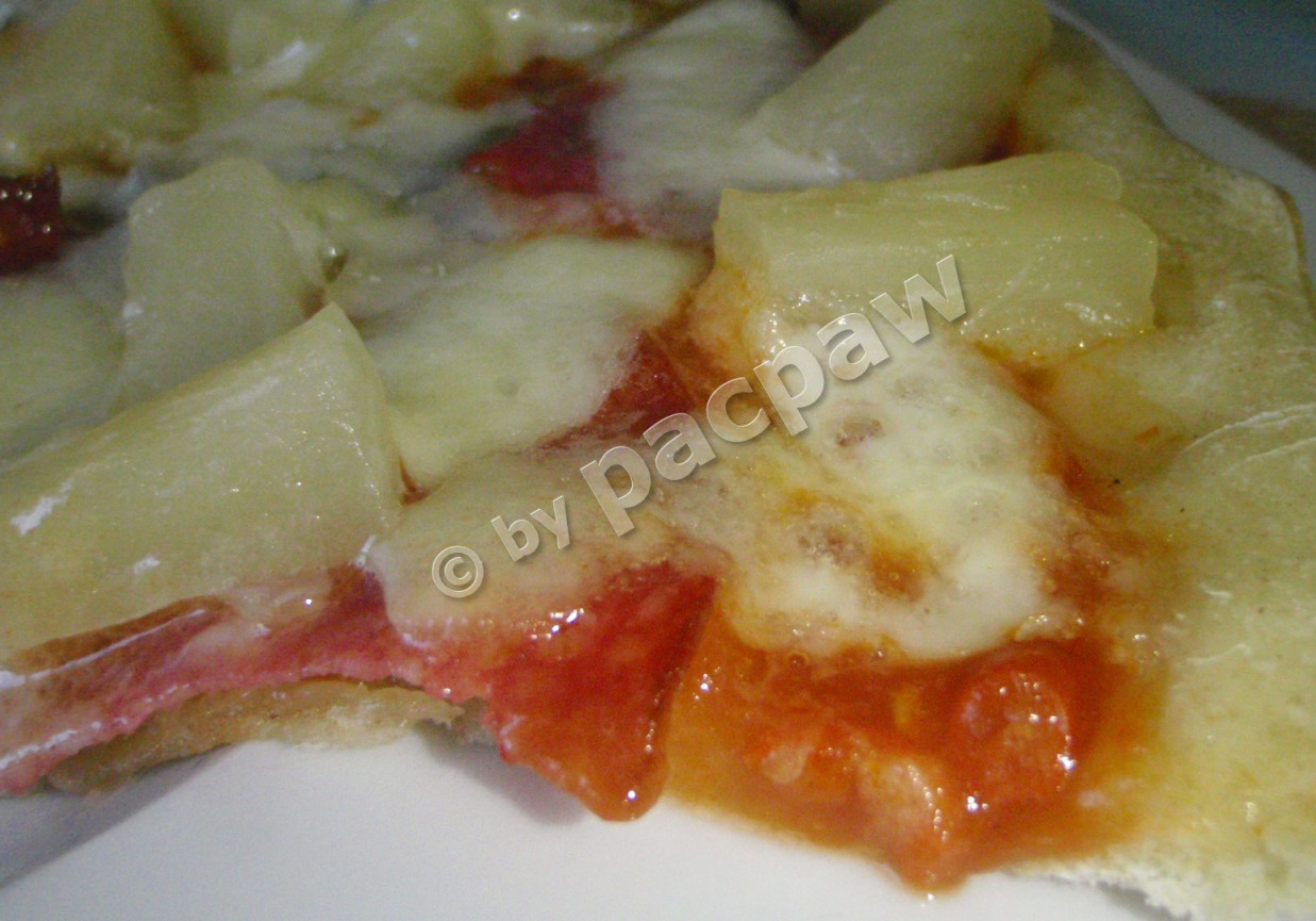 Pizza alla gorgonzola z salami i ananasem foto