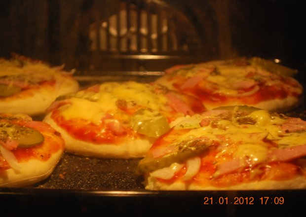Fotografia przedstawiająca pizza aromatyczna ( dodatki do pizzy )