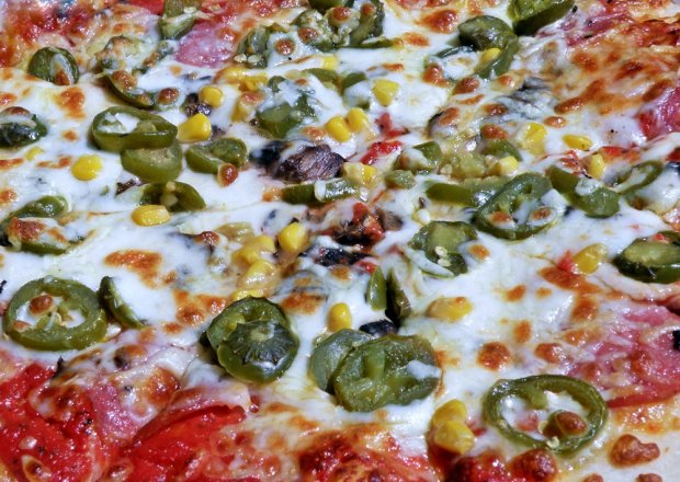 Fotografia przedstawiająca Pizza bez drożdży - z kukurydzą i marynowanym chili