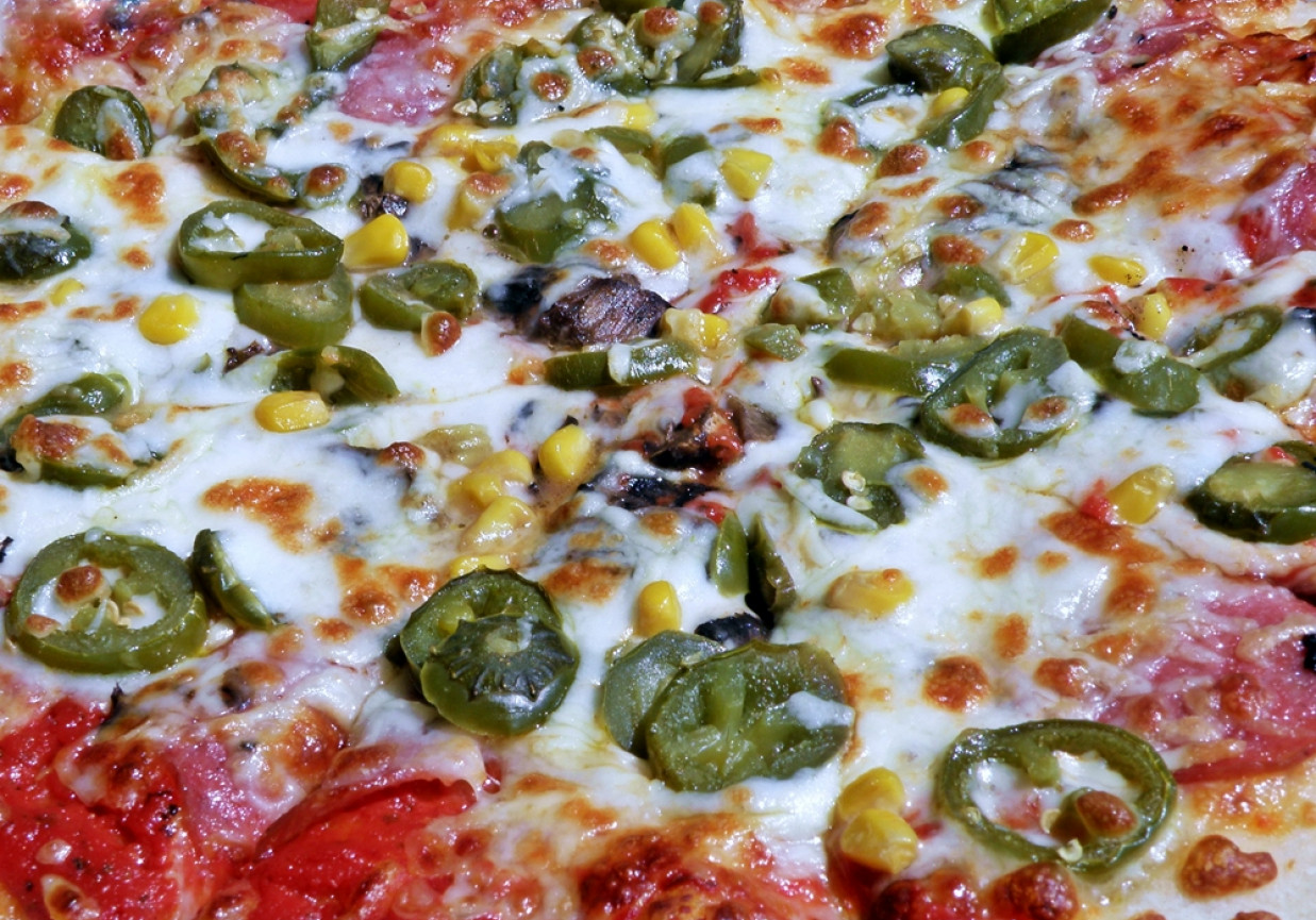 Pizza bez drożdży - z kukurydzą i marynowanym chili foto