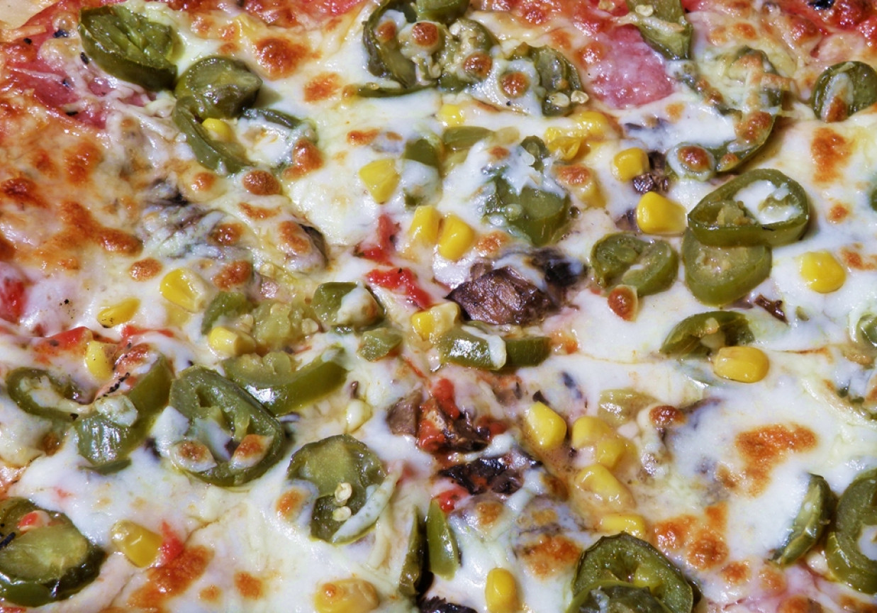 Pizza bez drożdży - z kukurydzą i marynowanym chili foto