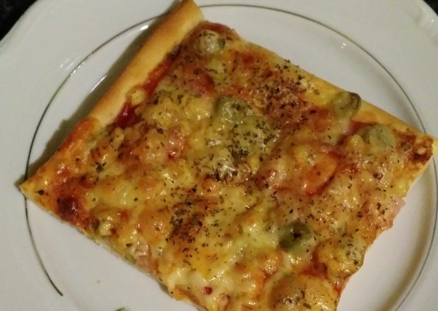 Fotografia przedstawiająca Pizza bez wyrabiania ciasta